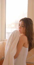 如水般温柔的高颜值，大眼睛湿发女生小姐姐紧身白衣浴室高清写真