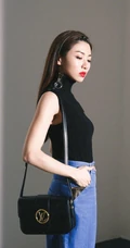 程晓玥清爽酷美黑衣，牛仔裤，小白鞋时尚写真图片