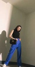 程晓玥清爽酷美黑衣，牛仔裤，小白鞋时尚写真图片