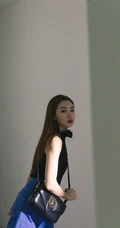 程晓玥清爽酷美黑衣，牛仔裤，小白鞋时尚写真图片