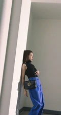 程晓玥清爽酷美黑衣，牛仔裤，小白鞋时尚写真图片