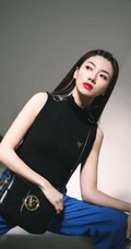 程晓玥清爽酷美黑衣，牛仔裤，小白鞋时尚写真图片