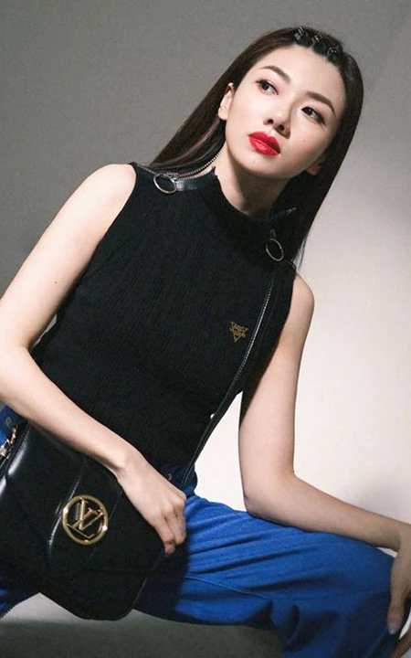 程晓玥清爽酷美黑衣，牛仔裤，小白鞋时尚写真图片