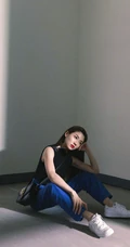 程晓玥清爽酷美黑衣，牛仔裤，小白鞋时尚写真图片