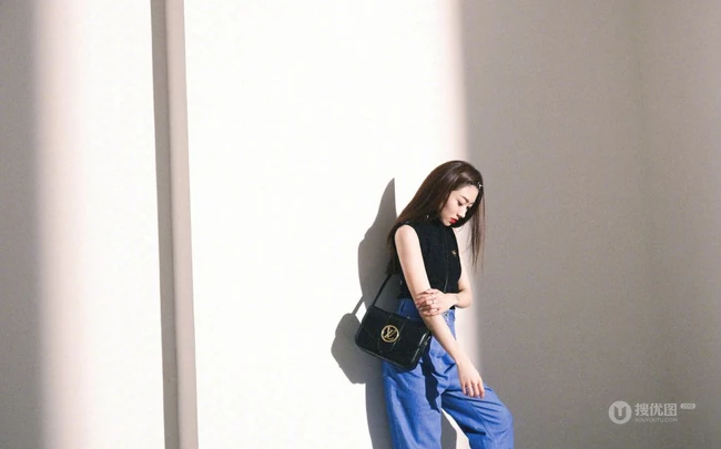 程晓玥清爽酷美黑衣，牛仔裤，小白鞋时尚写真图片