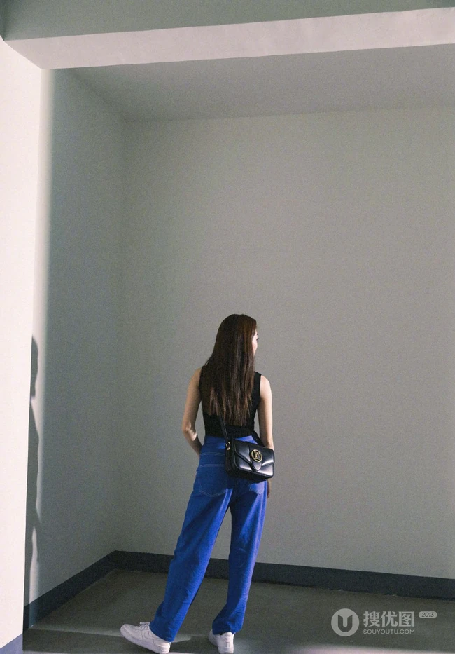 程晓玥清爽酷美黑衣，牛仔裤，小白鞋时尚写真图片