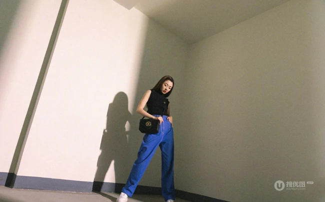 程晓玥清爽酷美黑衣，牛仔裤，小白鞋时尚写真图片