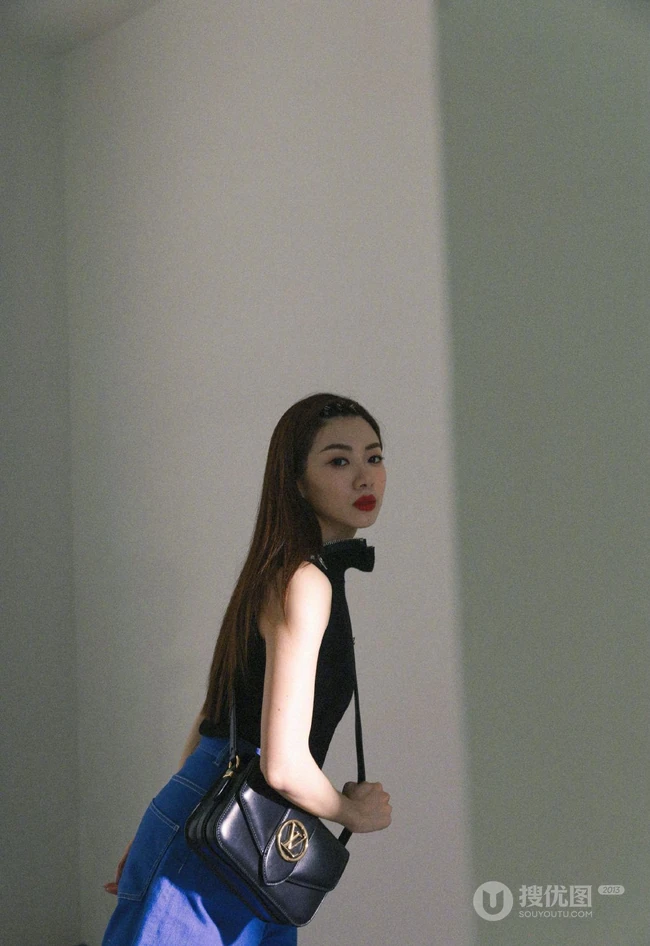 程晓玥清爽酷美黑衣，牛仔裤，小白鞋时尚写真图片