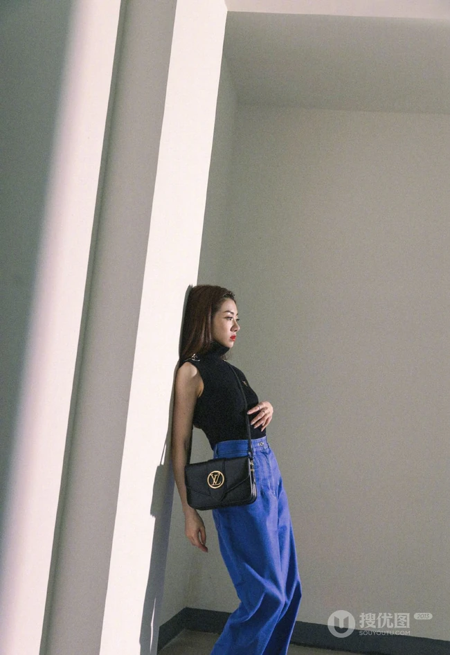 程晓玥清爽酷美黑衣，牛仔裤，小白鞋时尚写真图片