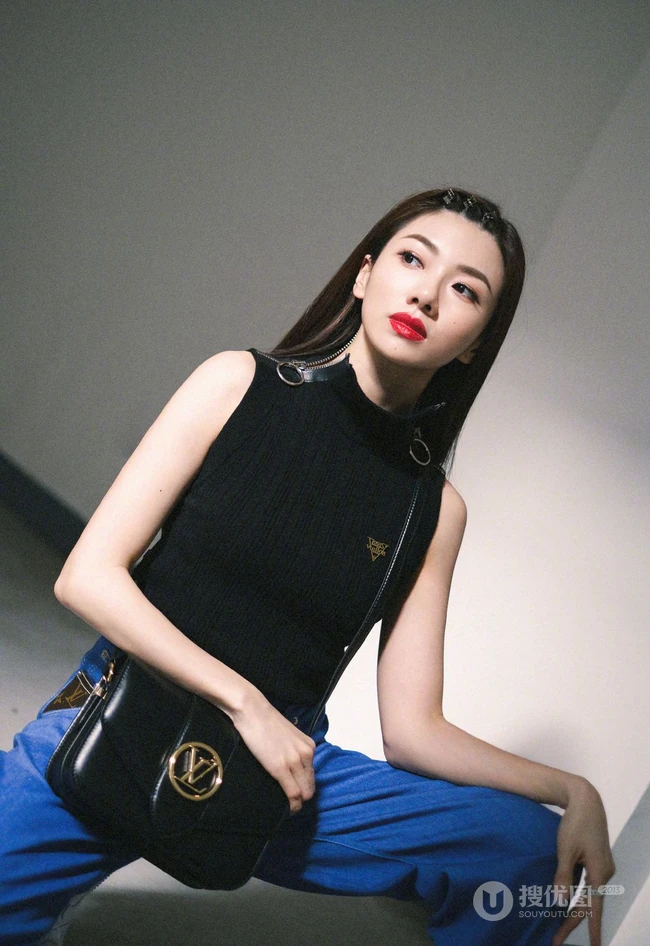 程晓玥清爽酷美黑衣，牛仔裤，小白鞋时尚写真图片