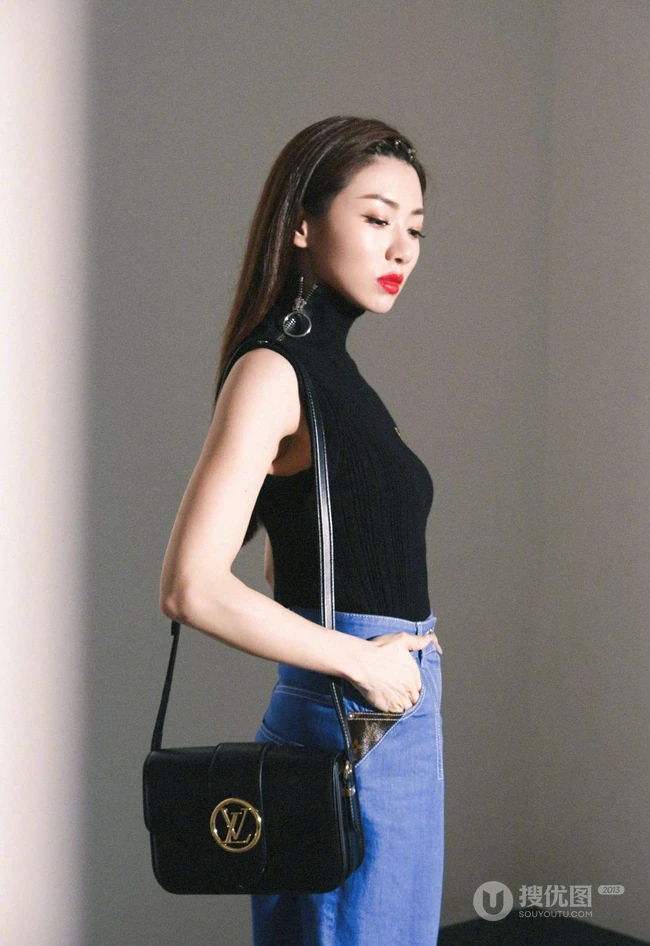 程晓玥清爽酷美黑衣，牛仔裤，小白鞋时尚写真图片