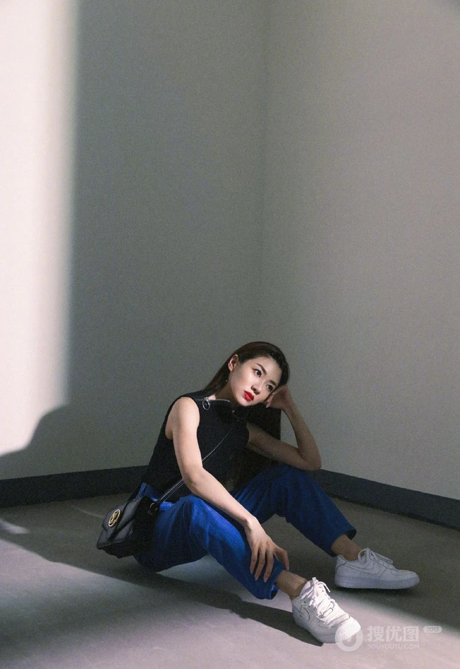 程晓玥清爽酷美黑衣，牛仔裤，小白鞋时尚写真图片