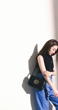 程晓玥清爽酷美黑衣，牛仔裤，小白鞋时尚写真图片