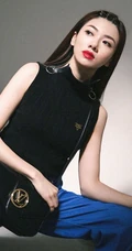 程晓玥清爽酷美黑衣，牛仔裤，小白鞋时尚写真图片