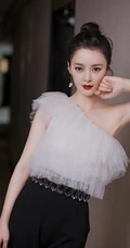 王瑞子时尚气质白衣黑裤出席活动写真，搭配丸子头增添了份可爱感