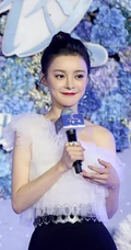 王瑞子时尚气质白衣黑裤出席活动写真，搭配丸子头增添了份可爱感