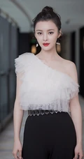 王瑞子时尚气质白衣黑裤出席活动写真，搭配丸子头增添了份可爱感