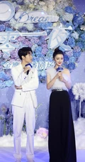 王瑞子时尚气质白衣黑裤出席活动写真，搭配丸子头增添了份可爱感
