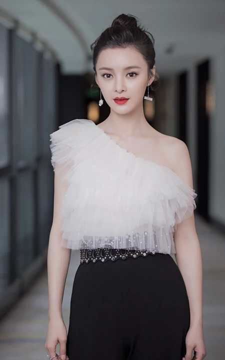 王瑞子时尚气质白衣黑裤出席活动写真，搭配丸子头增添了份可爱感