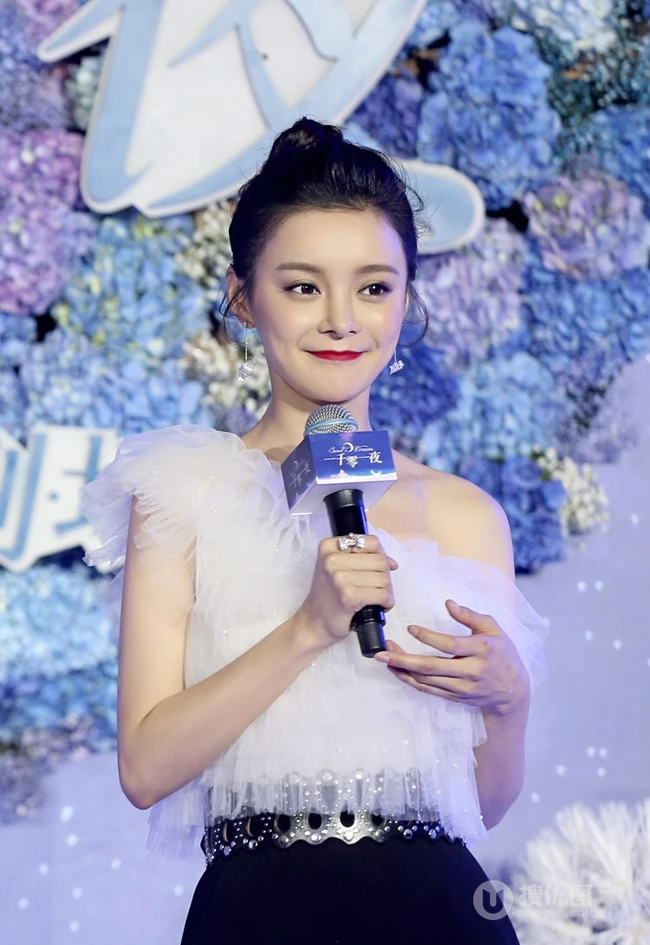 王瑞子时尚气质白衣黑裤出席活动写真，搭配丸子头增添了份可爱感