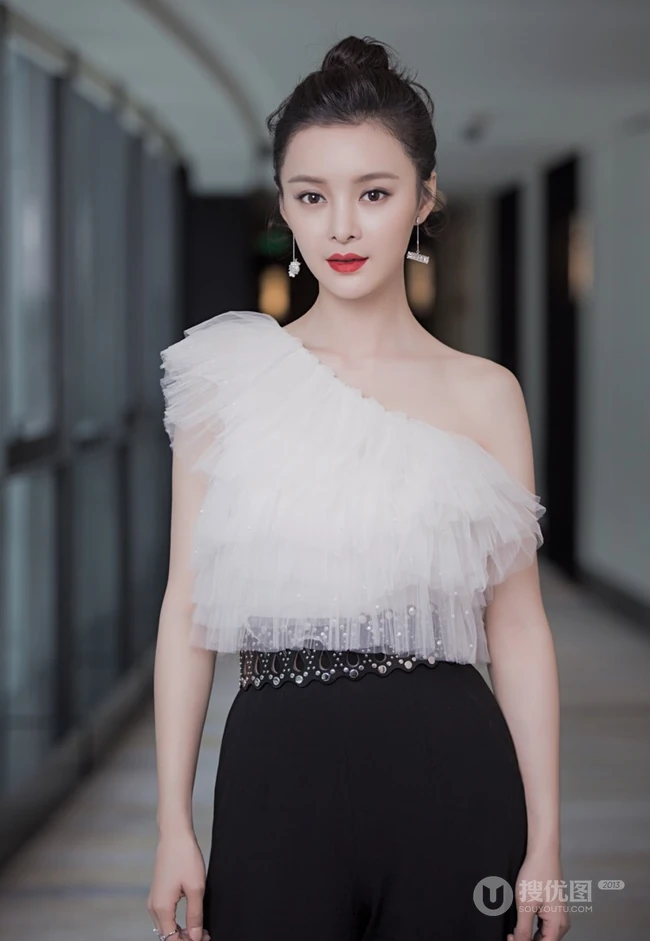 王瑞子时尚气质白衣黑裤出席活动写真，搭配丸子头增添了份可爱感