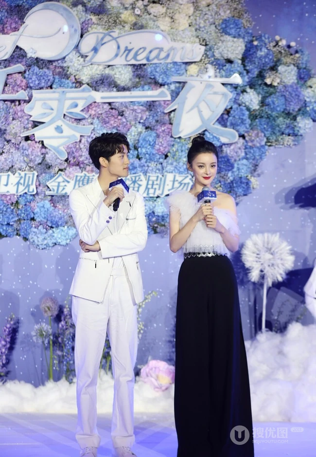 王瑞子时尚气质白衣黑裤出席活动写真，搭配丸子头增添了份可爱感