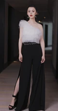 王瑞子时尚气质白衣黑裤出席活动写真，搭配丸子头增添了份可爱感