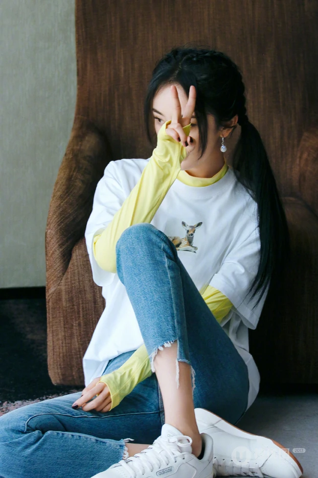 杨幂可爱双马尾，白西装，牛仔裤元气十足写真照片