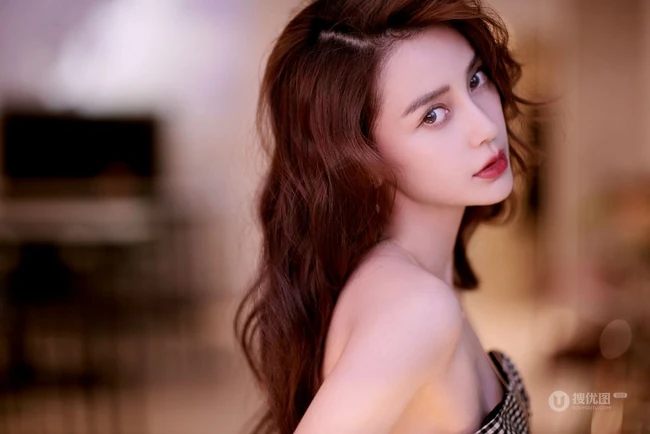 angelababy气质优雅礼裙条纹长裙写真图片