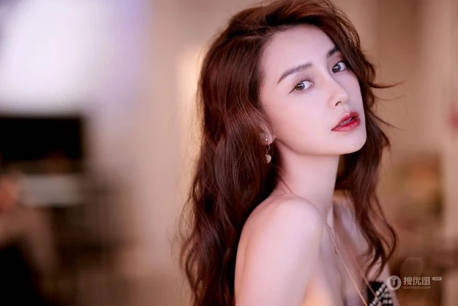 angelababy气质优雅礼裙条纹长裙写真图片