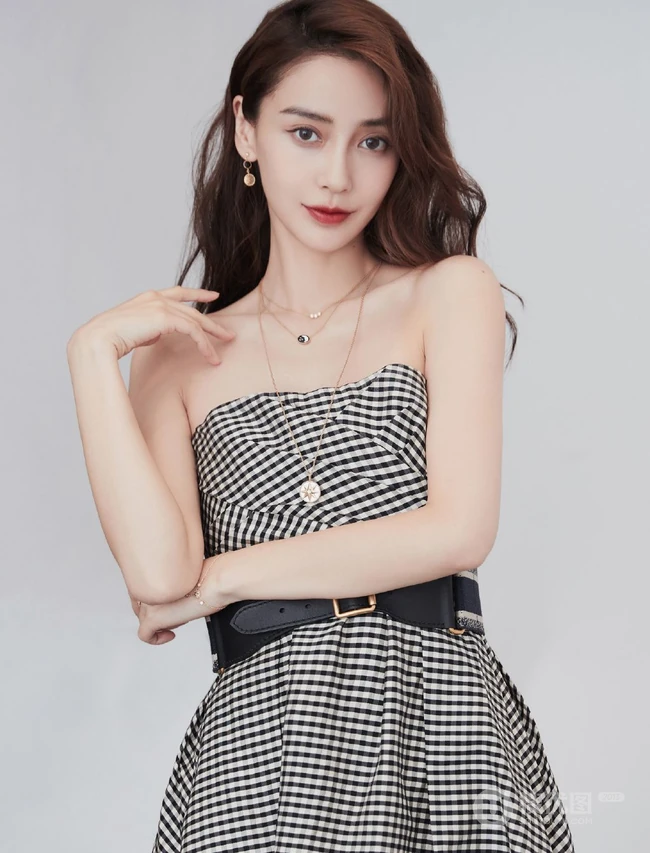 angelababy气质优雅礼裙条纹长裙写真图片