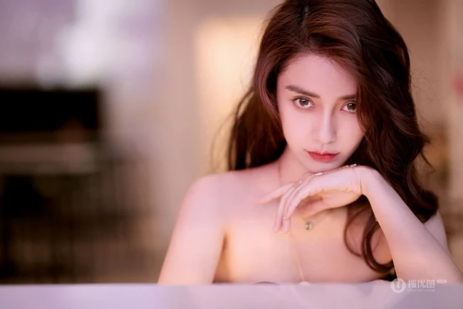 angelababy气质优雅礼裙条纹长裙写真图片