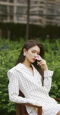 傅菁化身高冷长发轻熟街拍美照，白色格纹大衣着身，酷美十足