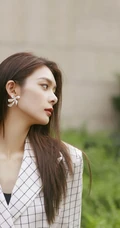 傅菁化身高冷长发轻熟街拍美照，白色格纹大衣着身，酷美十足