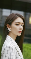 傅菁化身高冷长发轻熟街拍美照，白色格纹大衣着身，酷美十足