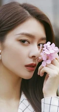 傅菁化身高冷长发轻熟街拍美照，白色格纹大衣着身，酷美十足