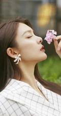 傅菁化身高冷长发轻熟街拍美照，白色格纹大衣着身，酷美十足