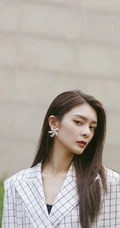 傅菁化身高冷长发轻熟街拍美照，白色格纹大衣着身，酷美十足