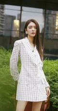 傅菁化身高冷长发轻熟街拍美照，白色格纹大衣着身，酷美十足