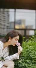 傅菁化身高冷长发轻熟街拍美照，白色格纹大衣着身，酷美十足