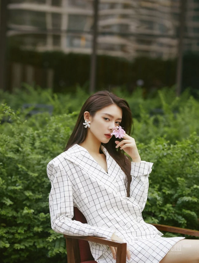 傅菁化身高冷长发轻熟街拍美照，白色格纹大衣着身，酷美十足