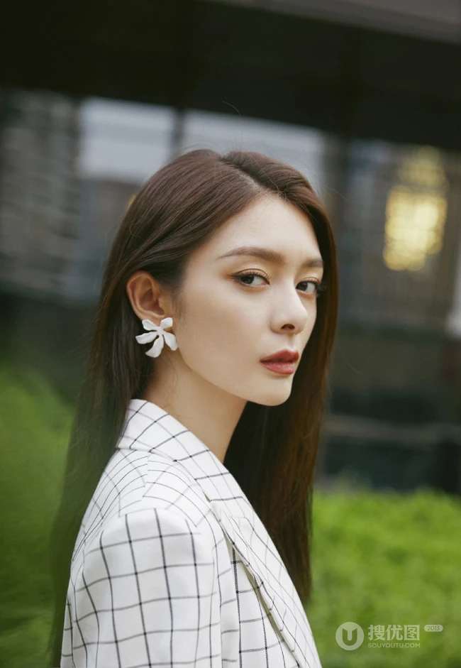 傅菁化身高冷长发轻熟街拍美照，白色格纹大衣着身，酷美十足