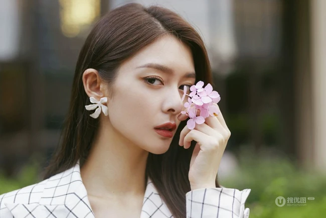 傅菁化身高冷长发轻熟街拍美照，白色格纹大衣着身，酷美十足