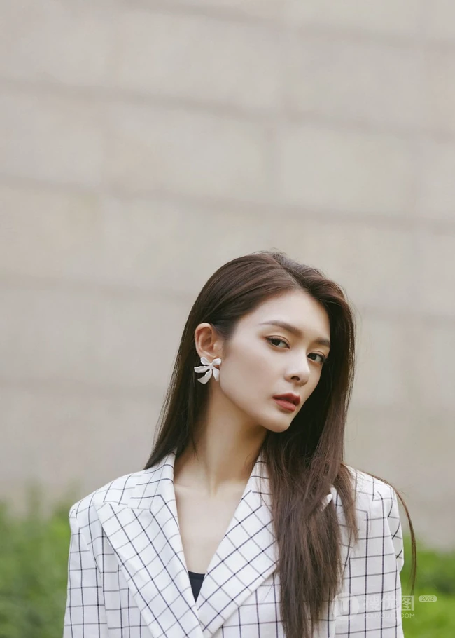 傅菁化身高冷长发轻熟街拍美照，白色格纹大衣着身，酷美十足