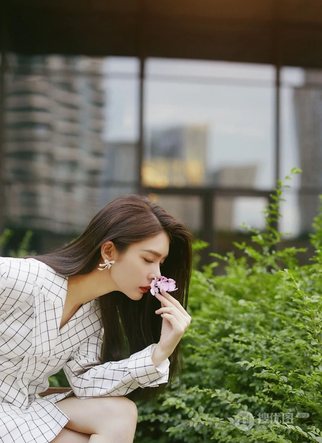 傅菁化身高冷长发轻熟街拍美照，白色格纹大衣着身，酷美十足