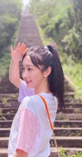 宣璐清新可爱户外爬山旅拍美照，白T、短裤、小白鞋，元气满满