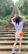 宣璐清新可爱户外爬山旅拍美照，白T、短裤、小白鞋，元气满满