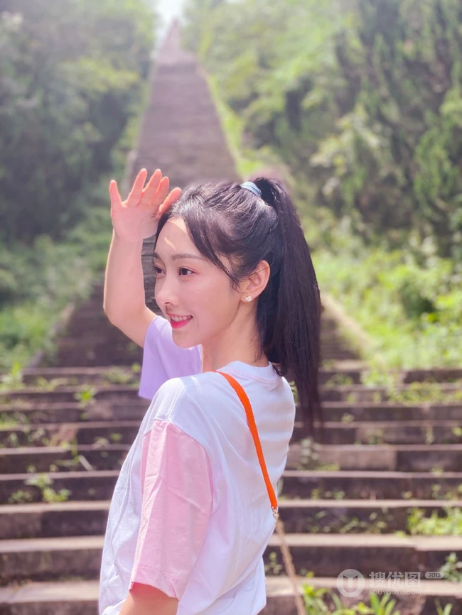 宣璐清新可爱户外爬山旅拍美照，白T、短裤、小白鞋，元气满满
