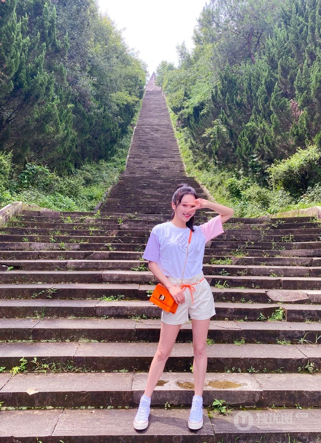宣璐清新可爱户外爬山旅拍美照，白T、短裤、小白鞋，元气满满