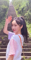 宣璐清新可爱户外爬山旅拍美照，白T、短裤、小白鞋，元气满满